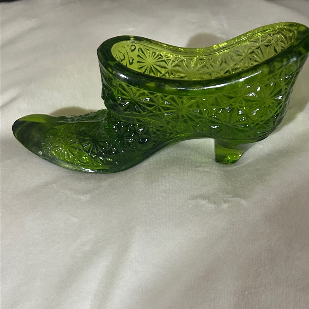 Fenton Art Glass shoe in green Daisy & Button pattern - Picture 8 of 8